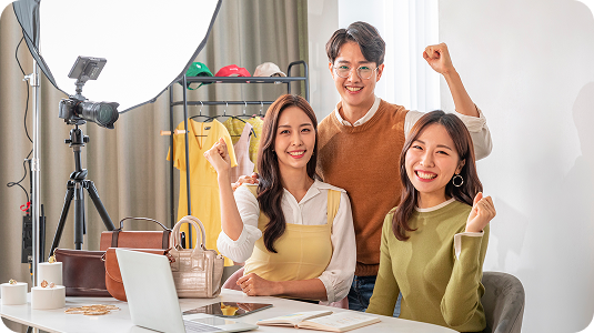 맞춤형 연동 서비스 라이브커머스 일러스트레이션